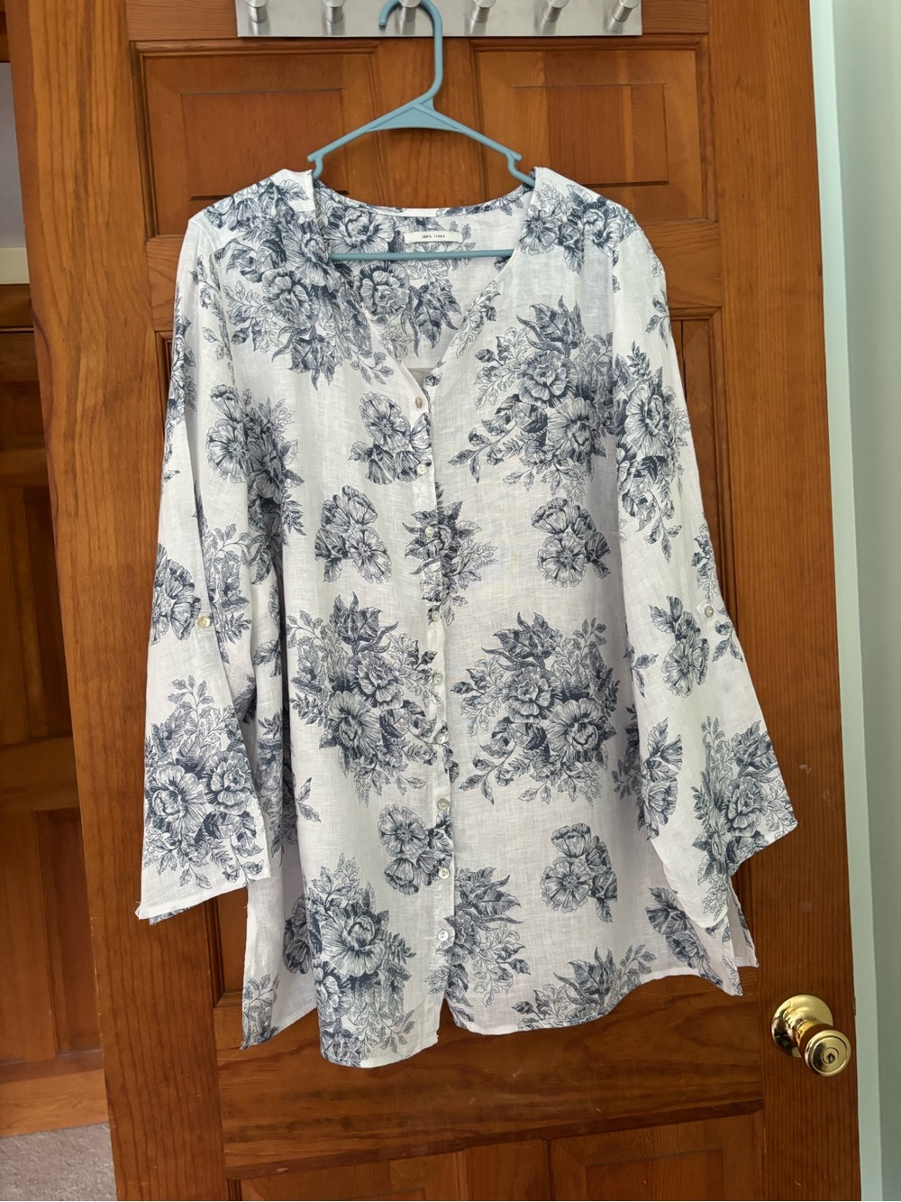 100% Linen Floral Print Top in Navy and White Size 1X/ 2X